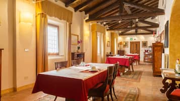 Desayuno continental diario (EUR 9.59 por persona)