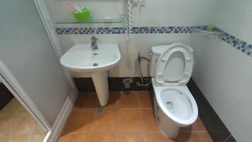 Sturta, snyrtivörur án endurgjalds, hárblásari, inniskór