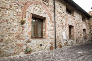 Exterior detail - Rustic Tuscan style apartment (Provincia di Grosseto)