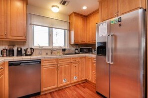 ماكينة لصنع القهوة/الشاي، مطحنة قهوة، مائدة طعام