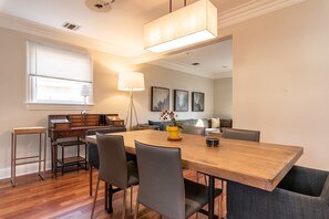 تناول الطعام داخل الغرفة