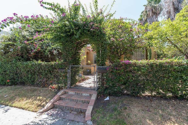 Property grounds - Cozy&charming Gem 2bd l Ktown/hollywood (Los Angeles)