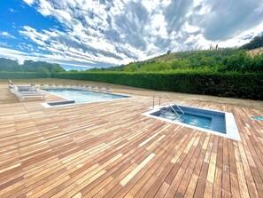 Una piscina al aire libre de temporada