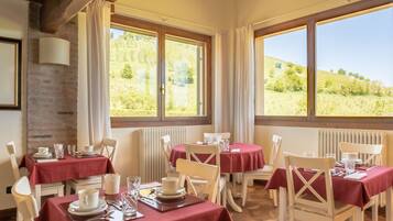 Daily buffet breakfast (EUR 9.59 per person)