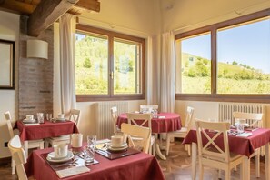 Tägliches Frühstücksbuffet (9.59 EUR pro Person)