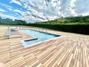 Una piscina al aire libre de temporada