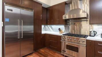 Mikrowelle, Herdplatte, Geschirrspüler, Espressomaschine