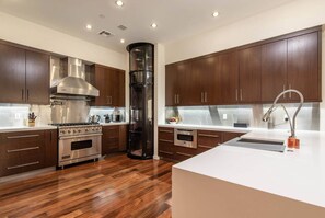 Mikrowelle, Herdplatte, Geschirrspüler, Espressomaschine