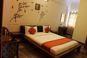 Kamar Double atau Twin Deluks, 1 Tempat Tidur Queen, Bebas Asap Rokok | Brankas, tempat tidur lipat/tambahan, dan Wi-Fi gratis