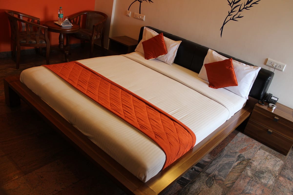 Habitación doble Deluxe, 1 cama matrimonial, para no fumadores | Caja de seguridad en la habitación, camas extra y wifi gratis