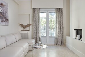 Apartment, Non Smoking | Living room