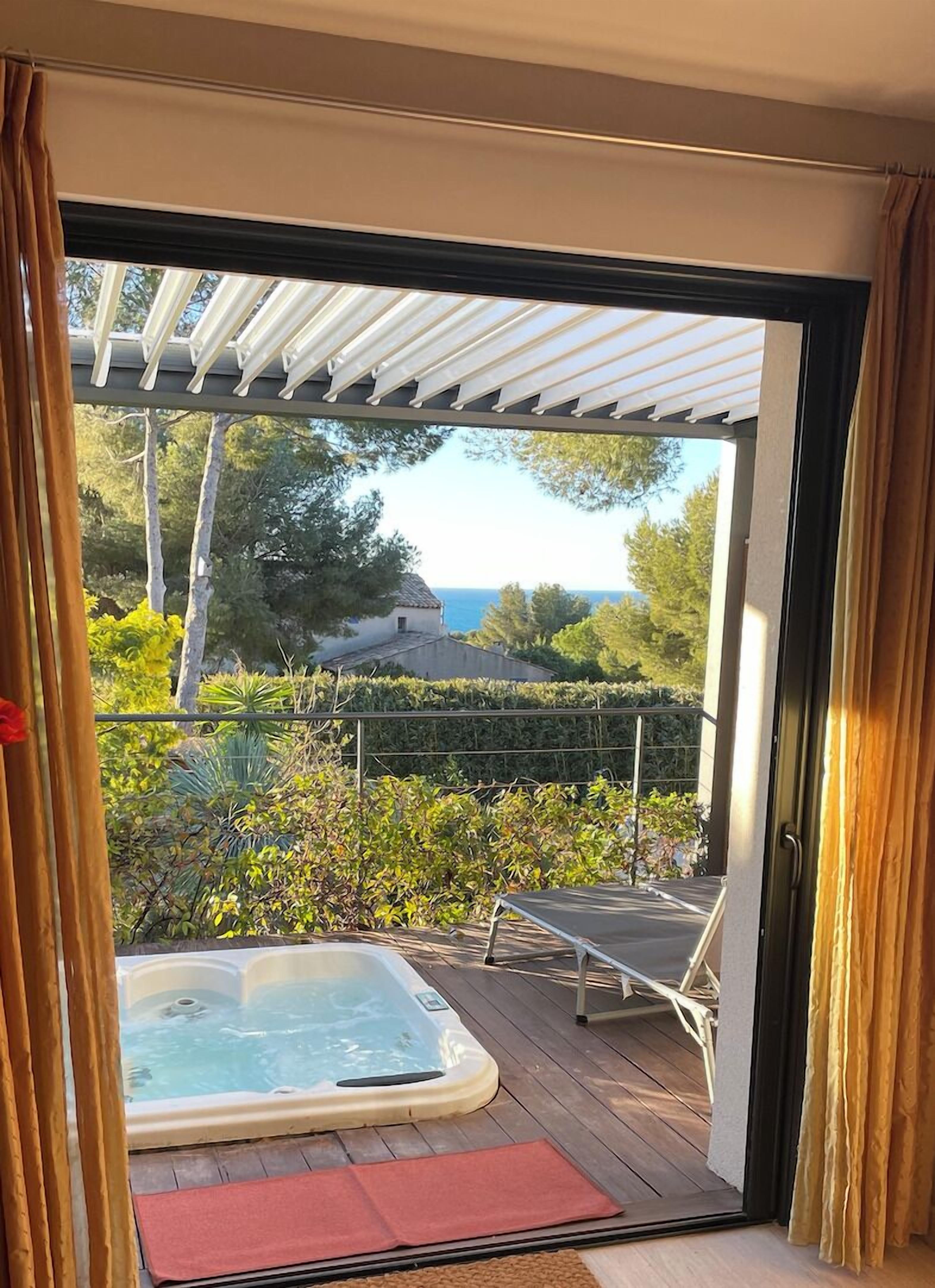 Luxe kamer, 1 twee- of 2 eenpersoonsbedden, 1 slaapkamer, niet-roken, gedeeltelijk uitzicht op zee | Uitzicht vanaf balkon