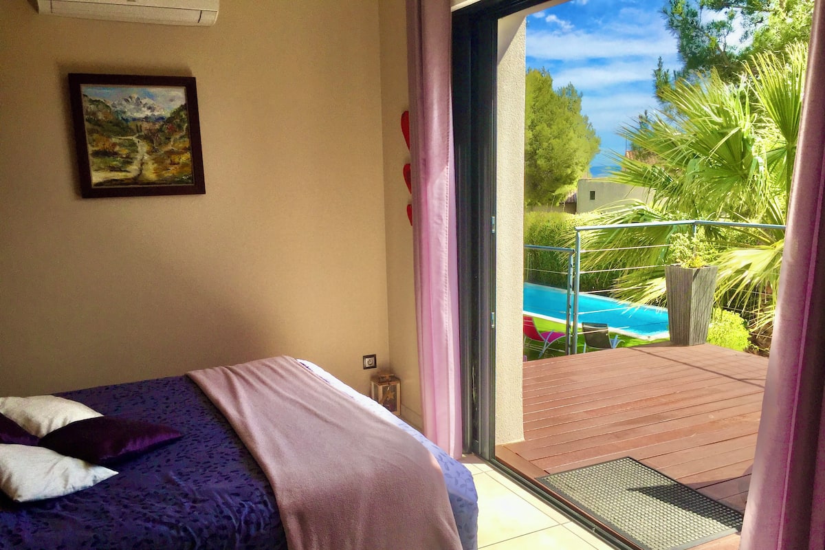 Romantische tweepersoonskamer, 1 queensize bed, toegang tot zwembad, uitzicht op zee (St Victoire) | Kamervoorziening