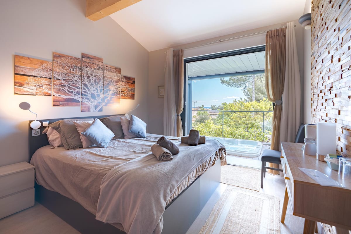 Luxe kamer, 1 twee- of 2 eenpersoonsbedden, 1 slaapkamer, niet-roken, gedeeltelijk uitzicht op zee | Luxe beddengoed, een minibar, individueel gedecoreerd