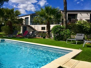 Seasonal outdoor pool, open 8:30 AM to 9:00 PM, sun loungers - B&B L'Escale Cote Bleue (Sausset-les-Pins)