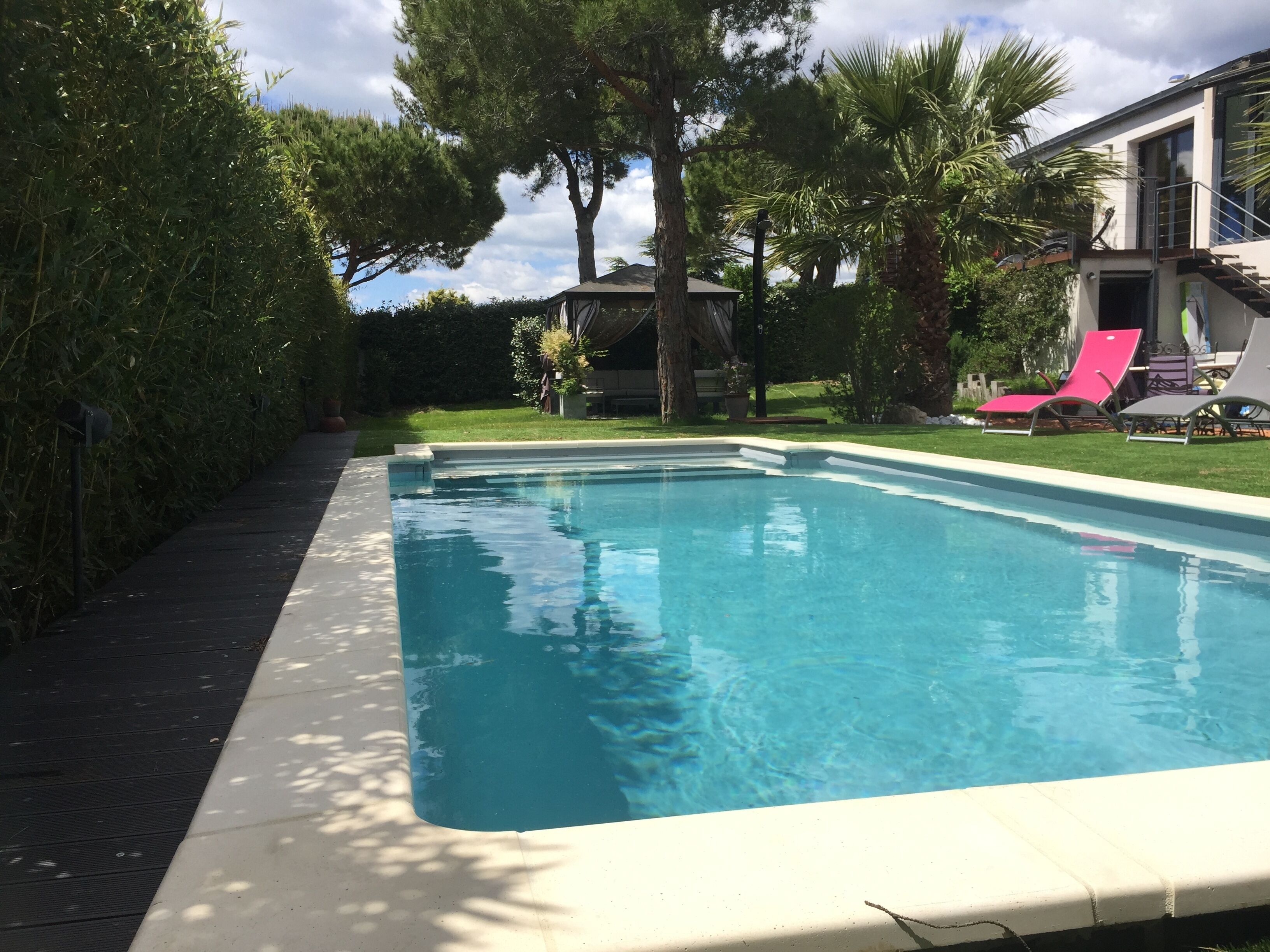 季节性开放的室外游泳池，08:30 至 21:00 开放，日光浴躺椅