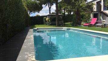 Piscine extérieure (ouverte en saison), chaises longues