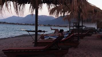 Playa privada, camas de playa gratuitas, camastros y sombrillas