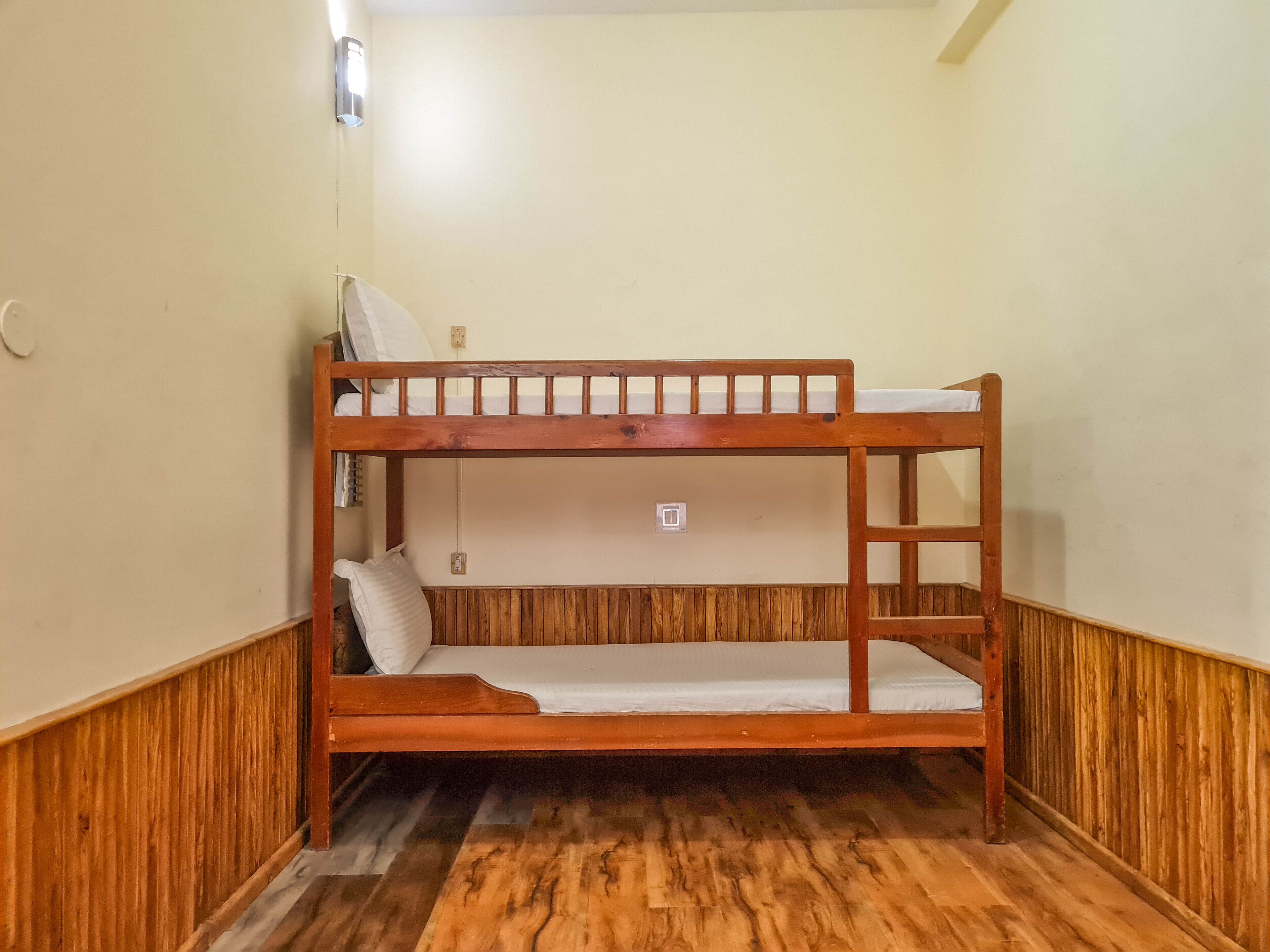 Ein Stockbett in einem Zimmer mit Holzwänden und Holzböden.