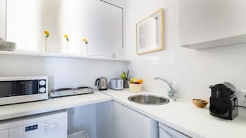 Standard Apartment | Private kitchenette | Fridge, microwave, oven, stovetop