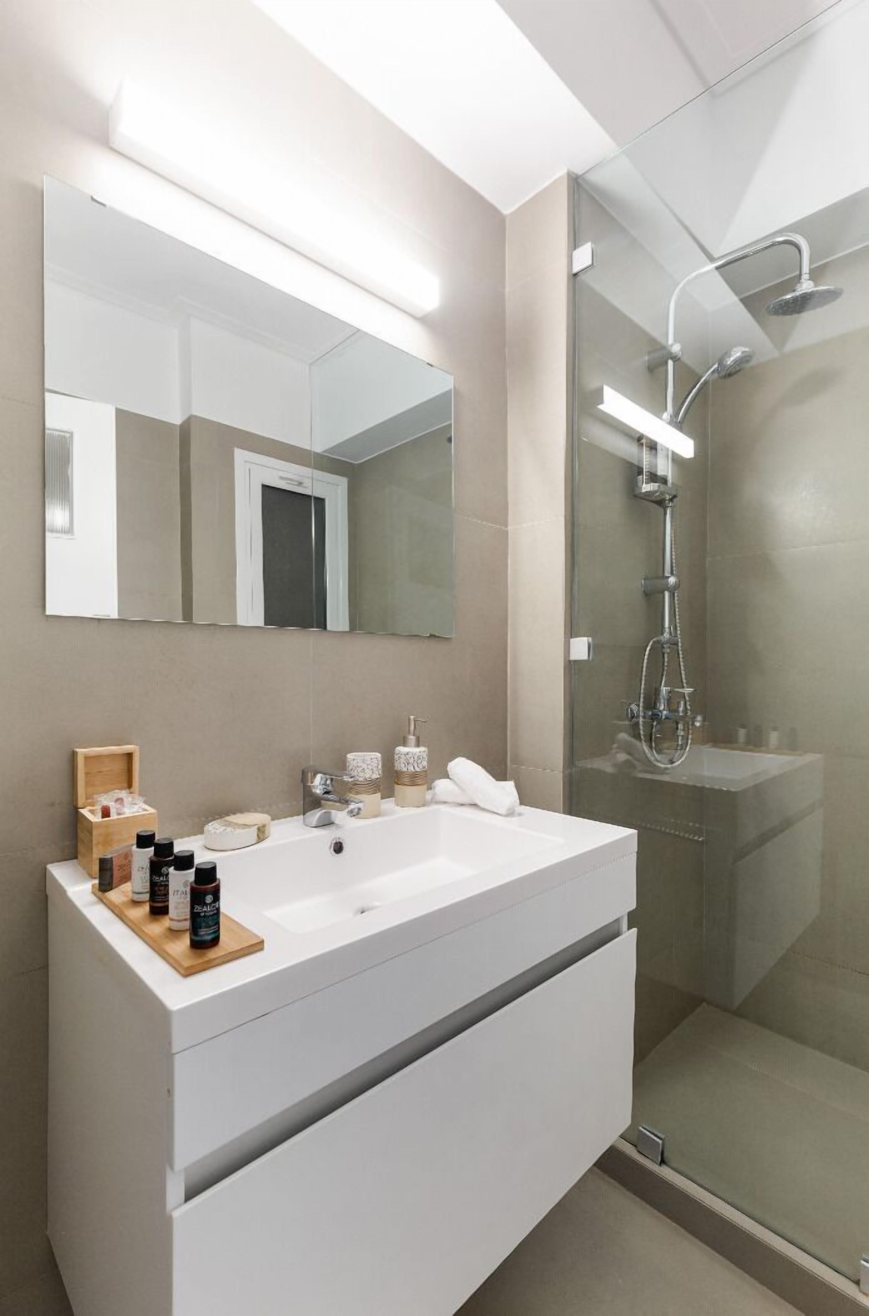 Standard Apartment | Bathroom
