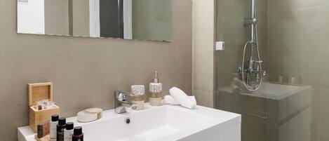 Appartement Standard | Salle de bain | Douche, douche à « effet pluie », articles de toilette gratuits