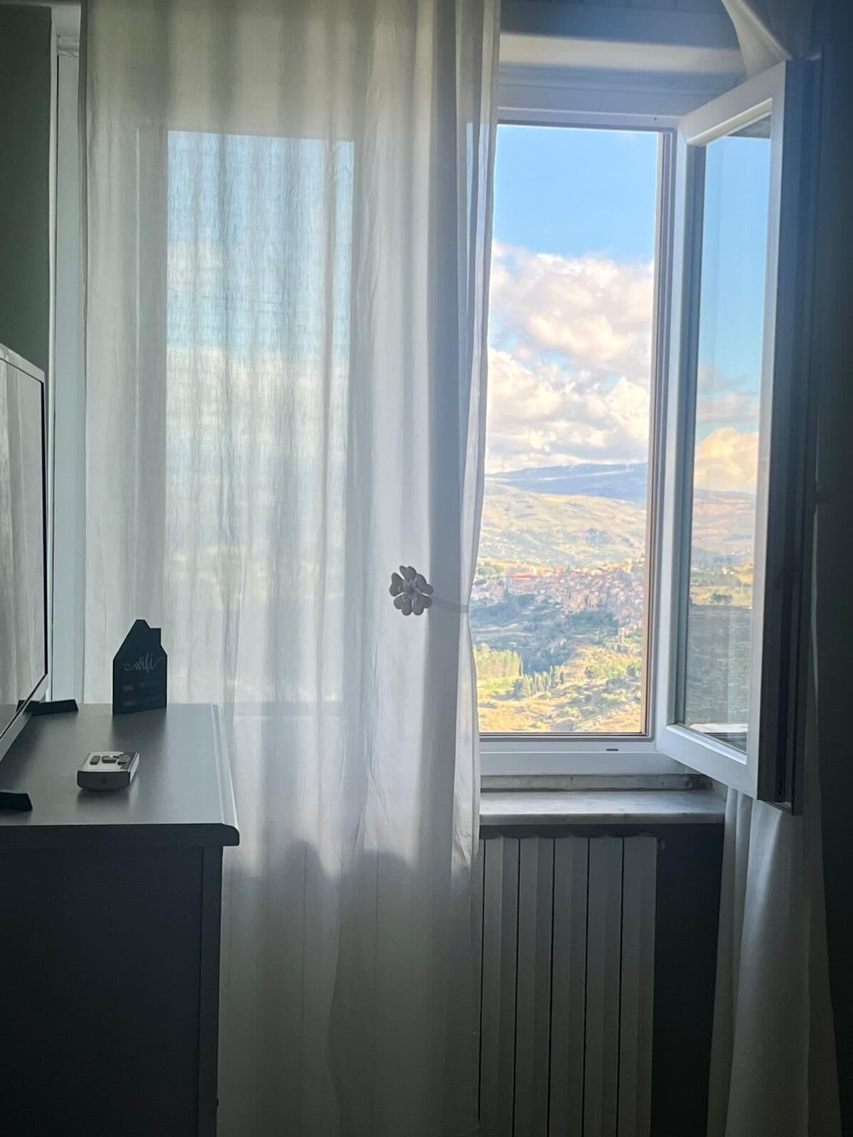 Cortinas blackout, wifi gratis y ropa de cama 