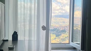 Cortinas blackout, wifi gratis y ropa de cama