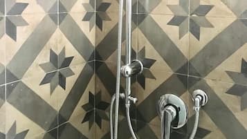 Dobbeltrom – standard, bakgårdsutsikt | Bad | Dusj, regndusjhode, miljøvennlige toalettsaker og hårføner