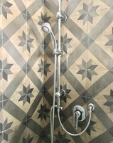Quarto casal standard, vista para o pátio | Banheiro | Chuveiro, chuveiro com efeito de chuva