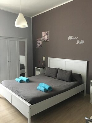 Cortinas blackout, wifi gratis y ropa de cama 