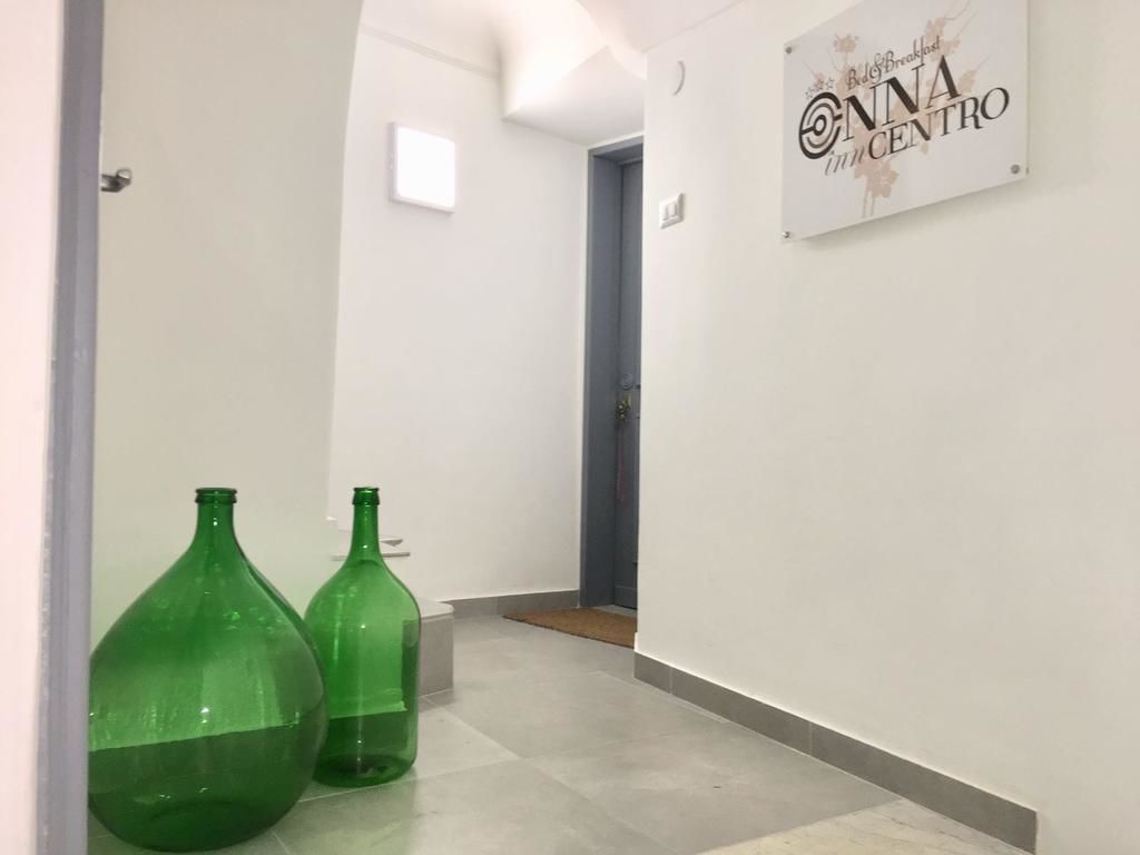 A hallway with a sign reading "NINA CENTRO".