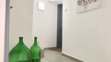 A hallway with a sign reading "NINA CENTRO".