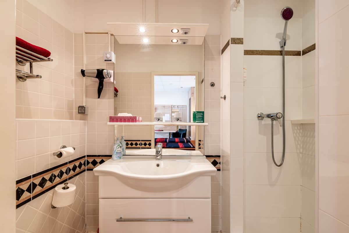 comfort triple room, 3 single beds, accessible, garden view | bathroom | shower, hair dryer, towels