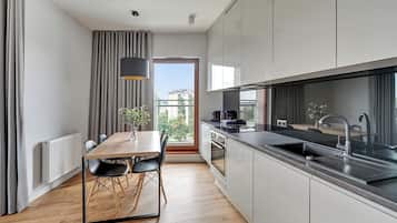 Deluxe Apartment, 1 Queen Bed with Sofa bed, River View | Private kitchenette | Fridge, stovetop, dishwasher, coffee/tea maker