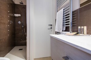Minibar, in-room safe, free WiFi, bed sheets