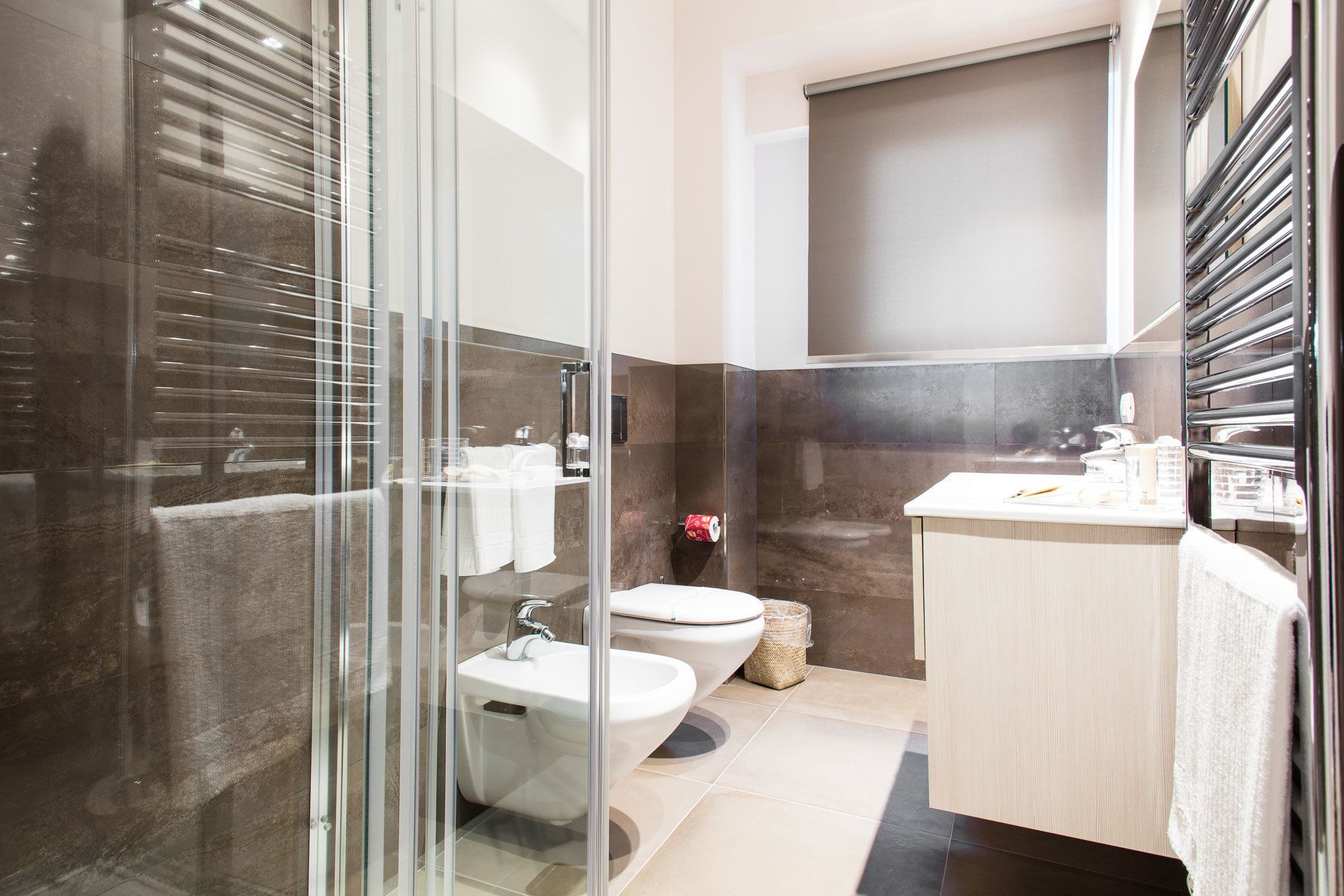 Dusche, kostenlose Toilettenartikel, Bidet, Handtücher