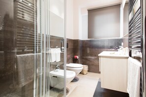 Douche, articles de toilette gratuits, bidet, serviettes fournies