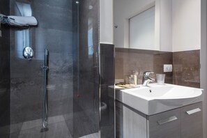 Shower, free toiletries, bidet, towels