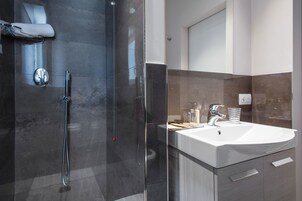 Ducha, artículos de higiene personal gratuitos, bidé y toallas
