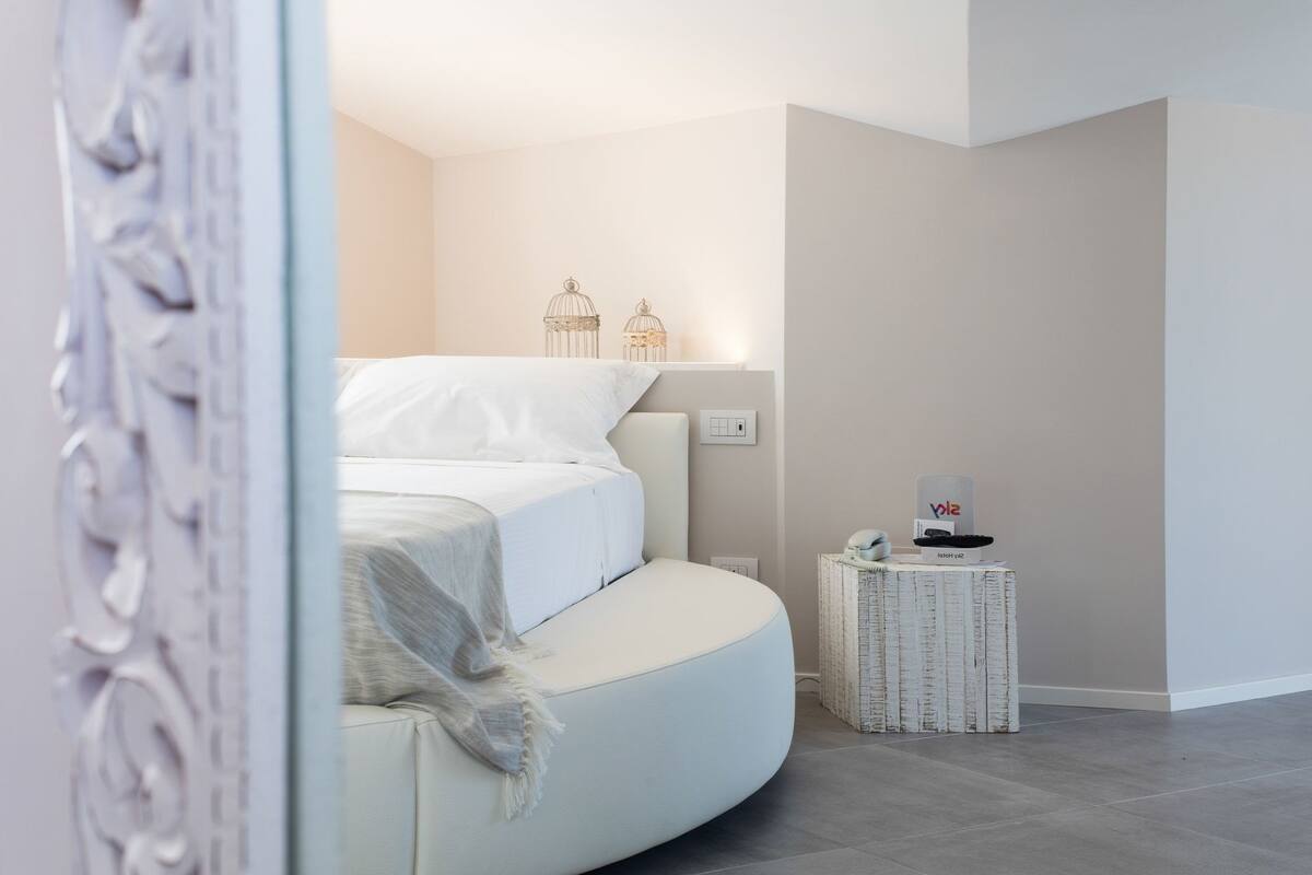 Minibar, in-room safe, WiFi (free), bed sheets
