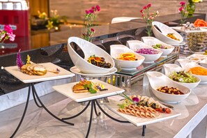 Daily buffet breakfast (CNY 38 per person)