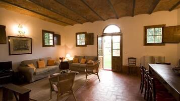 Vila, beberapa kamar | Area keluarga | TV