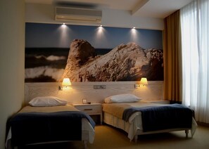 Habitación doble | Cortinas opacas, wifi gratis, ropa de cama