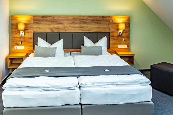 Schreibtisch, VerdunkelungsvorhÀnge, schallisolierte Zimmer