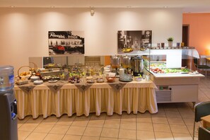 Petit déjeuner buffet (12 EUR par personne)
