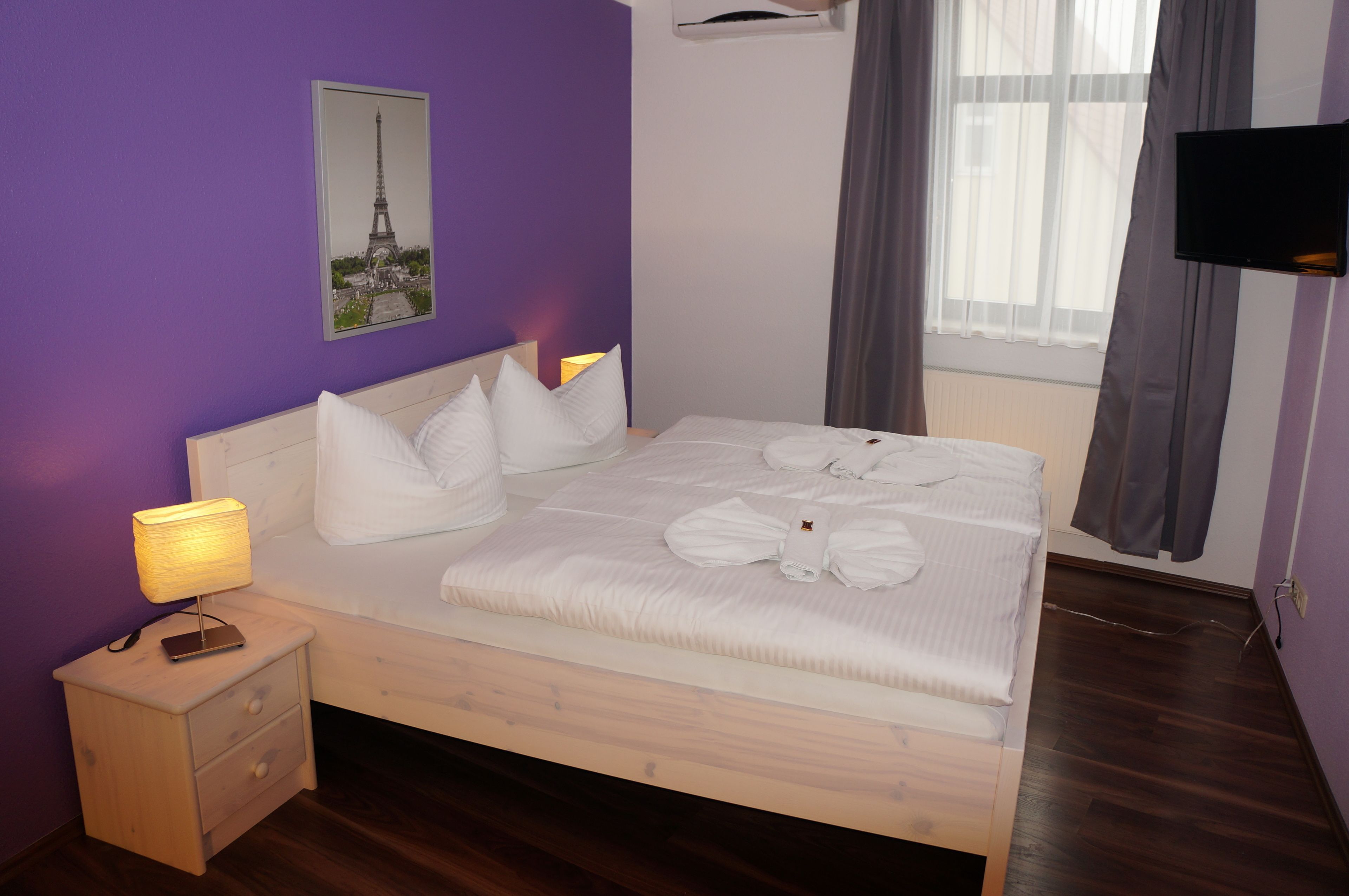 desk, blackout curtains, soundproofing, free wifi