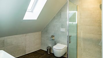 Dreibettzimmer | Badezimmer | Dusche, Handtücher