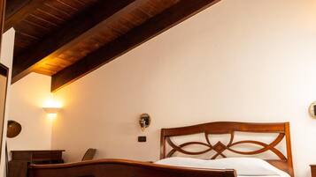 Una scrivania, tende oscuranti, ferro/asse da stiro, Wi-Fi gratuito