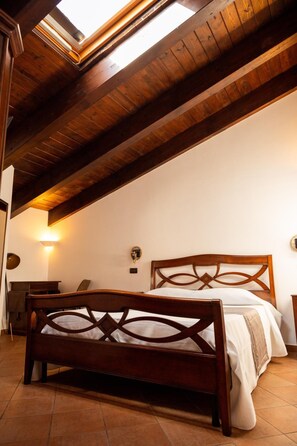 Desk, blackout drapes, iron/ironing board, free WiFi - Villetta Capodimonte Guest House (Naples)